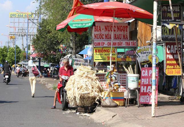 Quay quắt mưu sinh dưới trời nắng nóng như đổ lửa ở TPHCM - 11