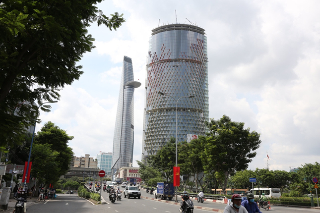 Cao ốc Saigon One Tower được khởi công xây dựng từ 2007 nhưng đến nay vẫn chưa thể khánh thành.