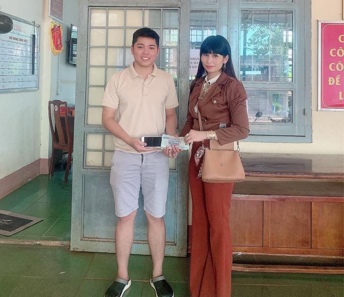 Anh Lăng Quốc Khánh trao lại túi xách cùng toàn bộ tài sản cho chị Vân tại công an xã