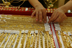 Kinh doanh - Giá vàng hôm nay 24/4: Vàng lao dốc, chuyên gia khuyên gì?