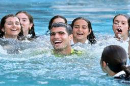 Thể thao - Alcaraz như "Vua tennis", lao xuống bể bơi cùng dàn thiếu nữ mừng cúp vô địch