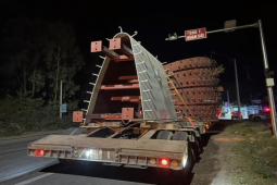 Tin tức trong ngày - Làm rõ 2 xe đầu kéo chở “quái vật khổng lồ”