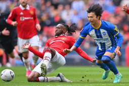 Bóng đá - MU thắng nghẹt thở FA Cup: Wan Bissaka "bỏ túi" Mitoma, vì sao Fernandes bị chỉ trích?