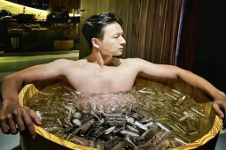 Đàn ông - Ngô Kiến Huy khoe body săn chắc, ngâm mình trong thùng nước đá với tạo hình "quý tộc"