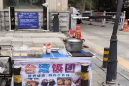 Bạn trẻ - Cuộc sống - Cô gái thất nghiệp 3 tháng dựng sạp bán đồ ăn, chỉ vài ngày sau đã khóc lóc suy sụp