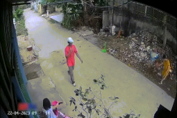 Xe máy - Xe đạp - Clip: Hài hước bé gái bắt đền người khác làm đổ xe và cái kết