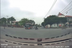 Xe máy - Xe đạp - Clip: Rẽ khuất tầm nhìn xe máy đâm vào ô tô giữa ngã tư