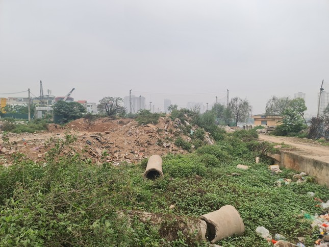 Đoạn đầu Vành đai 2,5 phía Đầm Hồng ngổn ngang phế thải xây dựng.