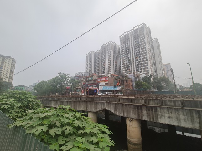 Cây cầu L3 bắc qua sông xây dựng xong mố cầu nhưng nhiều năm bỏ hoang, các hạng mục cầu xuống cấp, sắt thép hoen gỉ, cỏ dại mọc um tùm khiến con đường trông nhếch nhác.