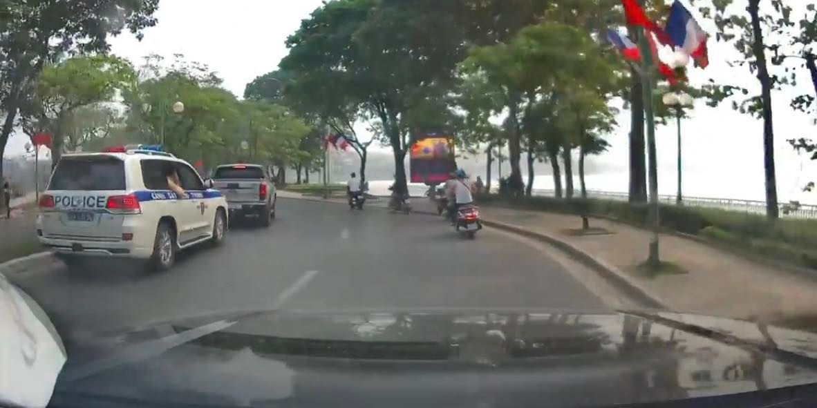 Hà Nội: Tài xế xe bán tải cản trở đoàn xe ưu tiên bị xử phạt - 1