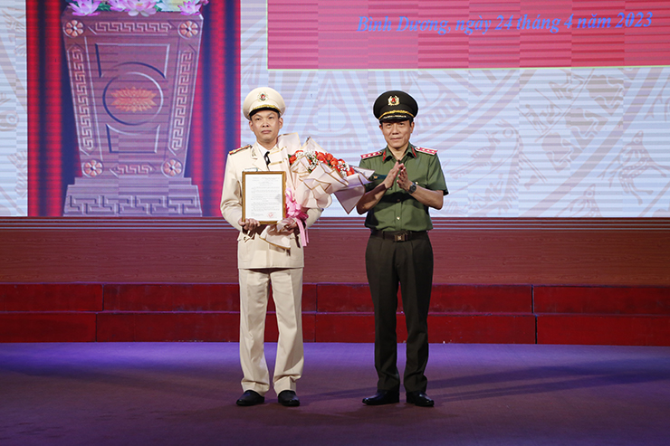 Thượng tướng Lương Tam Quang trao Quyết định điều động và bổ nhiệm Đại tá Tạ Văn Đẹp giữ chức vụ Giám đốc Công an tỉnh Bình Dương