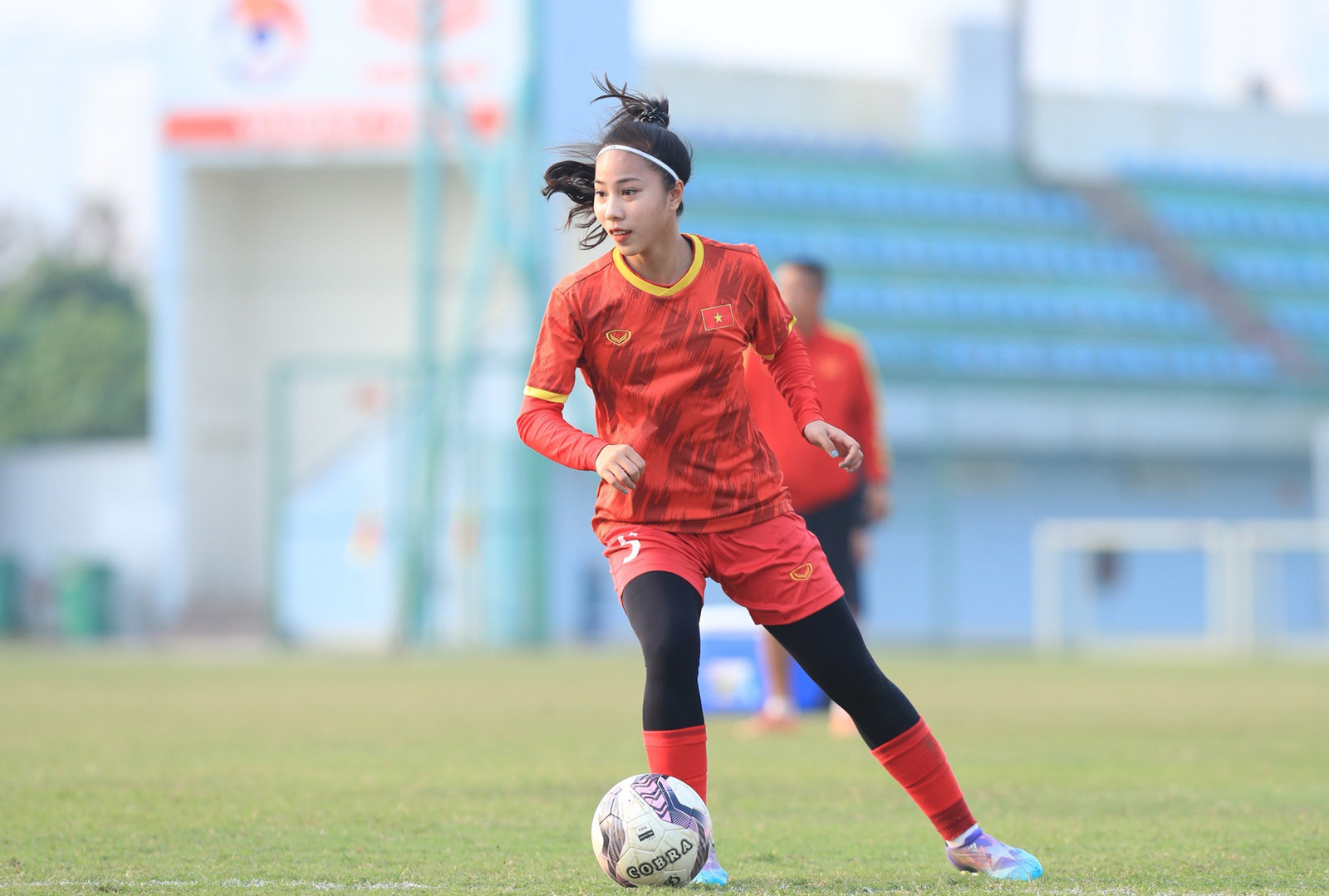 Đội trưởng tuyển U20 bóng đá nữ Việt Nam thân hình như người mẫu nhờ 5 tiếng tập - 5