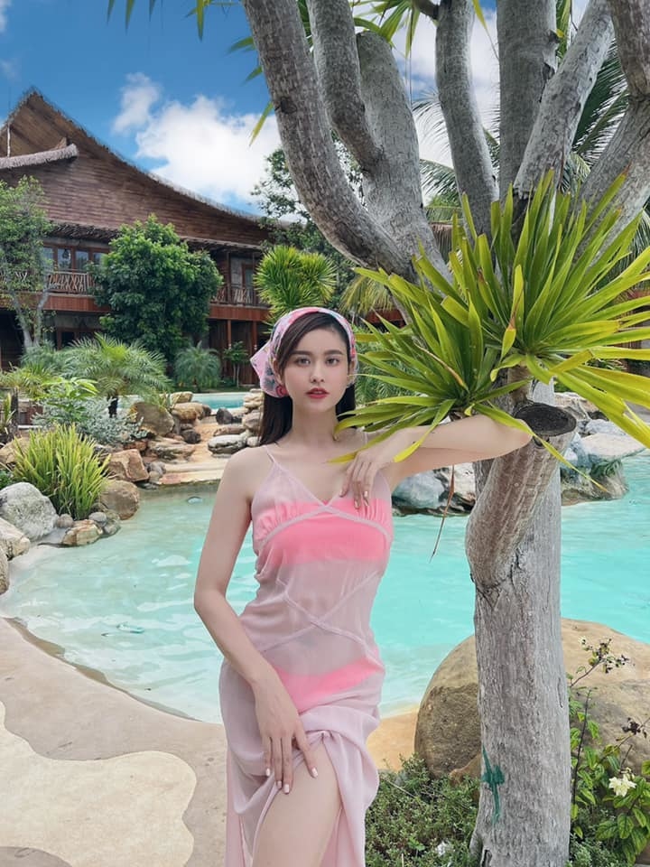Trương Quỳnh Anh từng gây chú ý khi phối bikini màu hồng neon với váy xuyên thấu đồng điệu