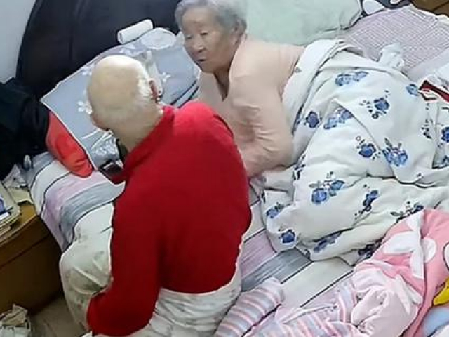 Bạn trẻ - Cuộc sống - Vợ 100 tuổi hỏi ""Anh có yêu em không?", câu trả lời "cực sến" của người chồng 98 tuổi khiến cộng đồng mạng phát sốt