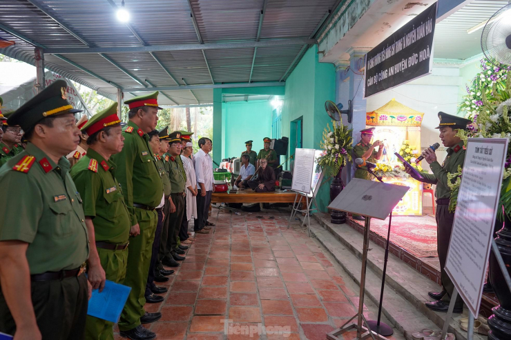 Rất nhiều người thân, đồng đội và hàng xóm đã đến viếng, tiễn biệt Trung tá Nguyễn Xuân Hào về nơi an nghỉ cuối cùng.