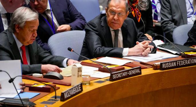 Tổng thư ký LHQ Antonio Guterres (trái) phát biểu trong khi Ngoại trưởng Nga Sergei Lavrov lắng nghe tại cuộc họp của Hội đồng Bảo an LHQ ngày 24-4. Ảnh: AP
