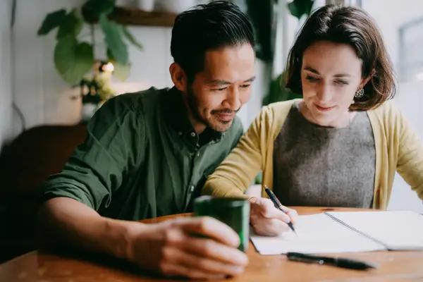 Cả hai thẳng thắn chia sẻ về mức thu nhập và cách chi tiêu. Ảnh:&nbsp;Getty Images