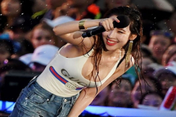 Áo ướt nhẹp của hội gái xinh thu hút vạn khán giả tại lễ hội nước hot nhất châu Á