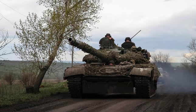 Lính Ukraine lái xe tăng ở Donestk ngày 22/4. (Ảnh: Reuters)