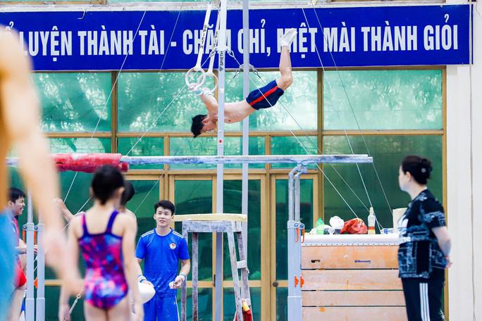 Những ngày gần đây, các thành viên của đội tuyển thể dục dụng cụ Việt Nam đang tích cực tập luyện với nỗ lực rất cao, mỗi vận động viên (VĐV) đều tích cực tập luyện theo đúng giáo án đề ra để đảm bảo tốt nhất chuyên môn trước thềm SEA Games 32 tại Campuchia.