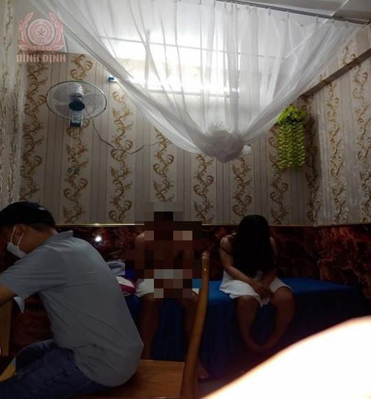 Một đôi nam nữ mua bán dâm tại cơ sở massage Quốc Tế
