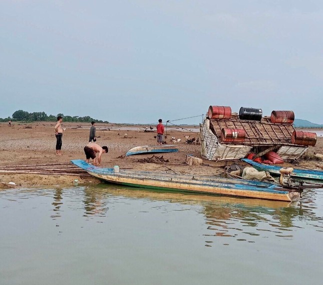 Lốc xoáy, nhiều hộ dân ở Đồng Nai bị tốc mái nhà, chìm bè cá - 2