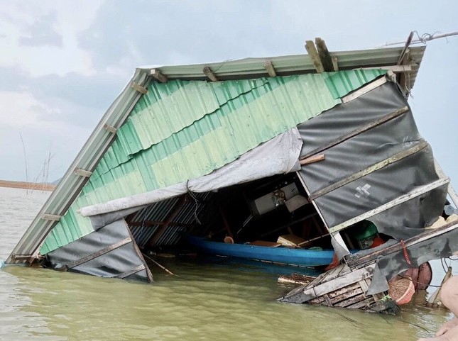 Lốc xoáy, nhiều hộ dân ở Đồng Nai bị tốc mái nhà, chìm bè cá - 1