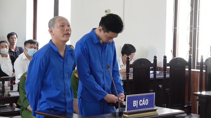 Bị cáo Lê Ngọc Vinh (bìa trái) nhận án tử hình và bị cáo Trần Long Vũ (bìa phải) nhận án 20 năm tù