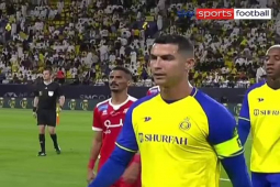 Ronaldo tịt ngòi, VAR ”soi” 4 lần vẫn thất bại: Fan MU giễu cợt, kêu gọi treo giày