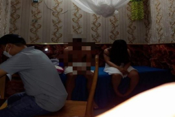Pháp luật - Bắt quả tang 4 đôi nam nữ đang "mây mưa" trong một cơ sở massage