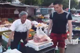 Clip hài hước - Chỉ vì lỡ lời chủ cửa hàng nhận phải quả đắng với vị khách lầy lội