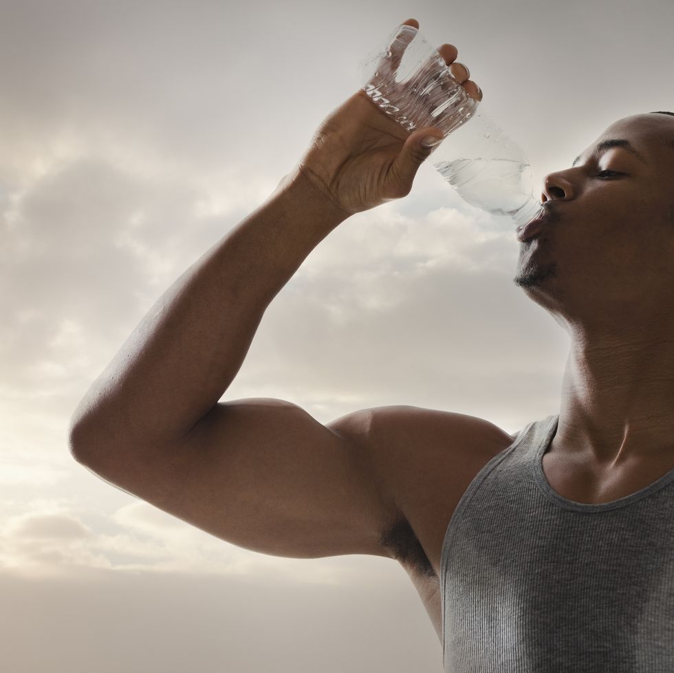 Mức độ nước kém có thể có nghĩa là cơ thể bạn tiếp tục tìm kiếm chất lỏng thông qua các loại thực phẩm bạn đang ăn, đó là lý do tại sao đôi khi mọi người cảm thấy như thể họ có thể ăn ít hơn khi họ uống nước trước hoặc trong bữa ăn.