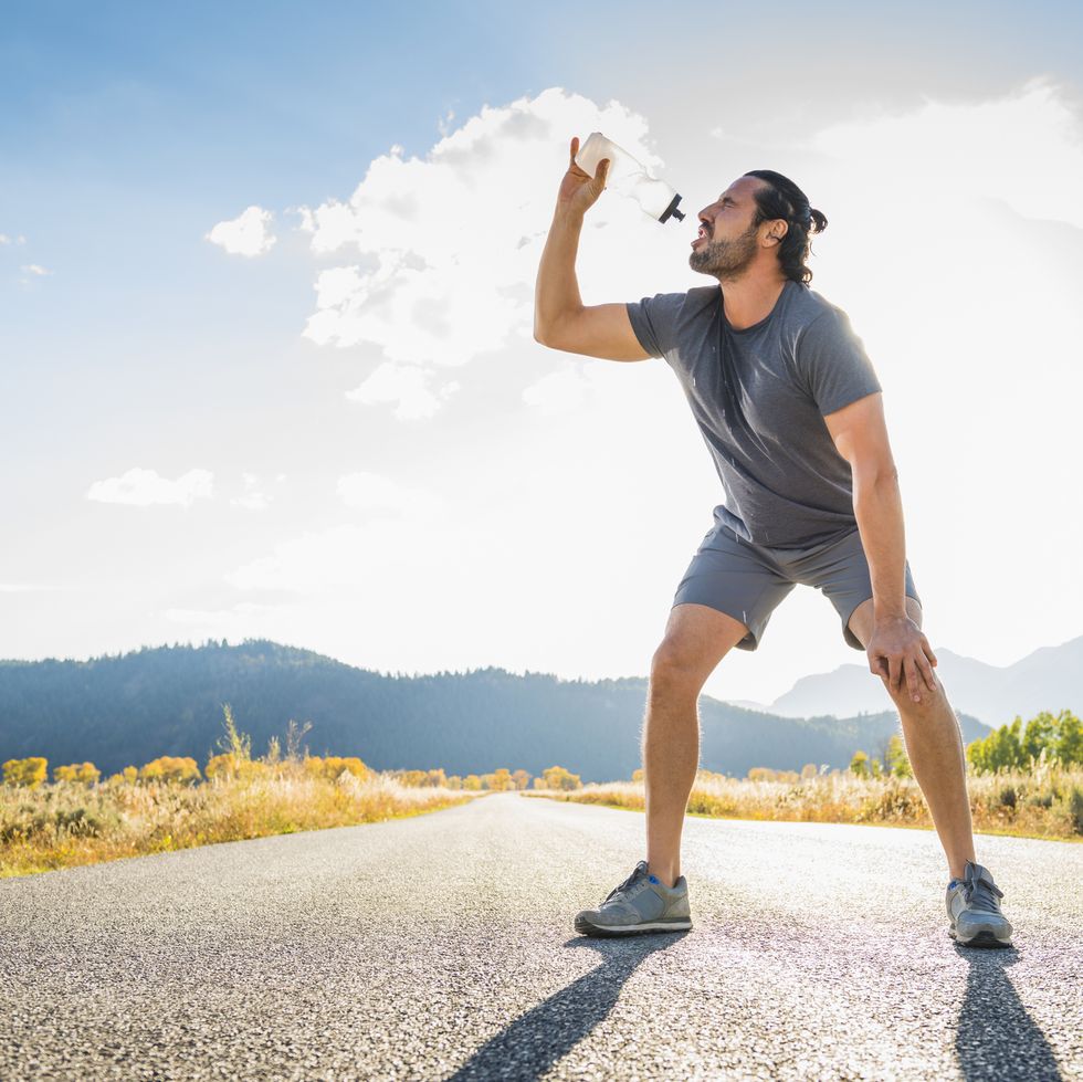 Táo bón, khô miệng, mệt mỏi, nhức đầu, choáng váng và nhịp tim cao nhưng huyết áp thấp là những dấu hiệu cho thấy bạn không uống đủ nước và có thể bị mất nước .