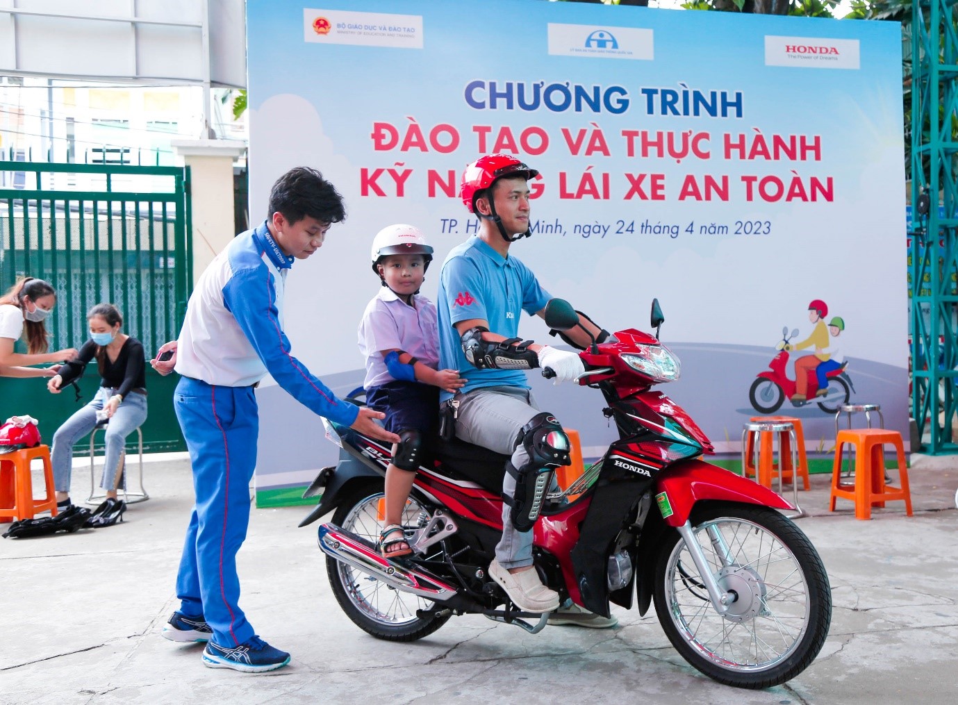 Hơn 1,300 phụ huynh và học sinh lớp Một, lớp Hai được đào tạo kiến thức an toàn giao thông tại TP Hồ Chí Minh - 4