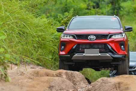 Giá xe Toyota Fortuner niêm yết và lăn bánh tháng 4/2023