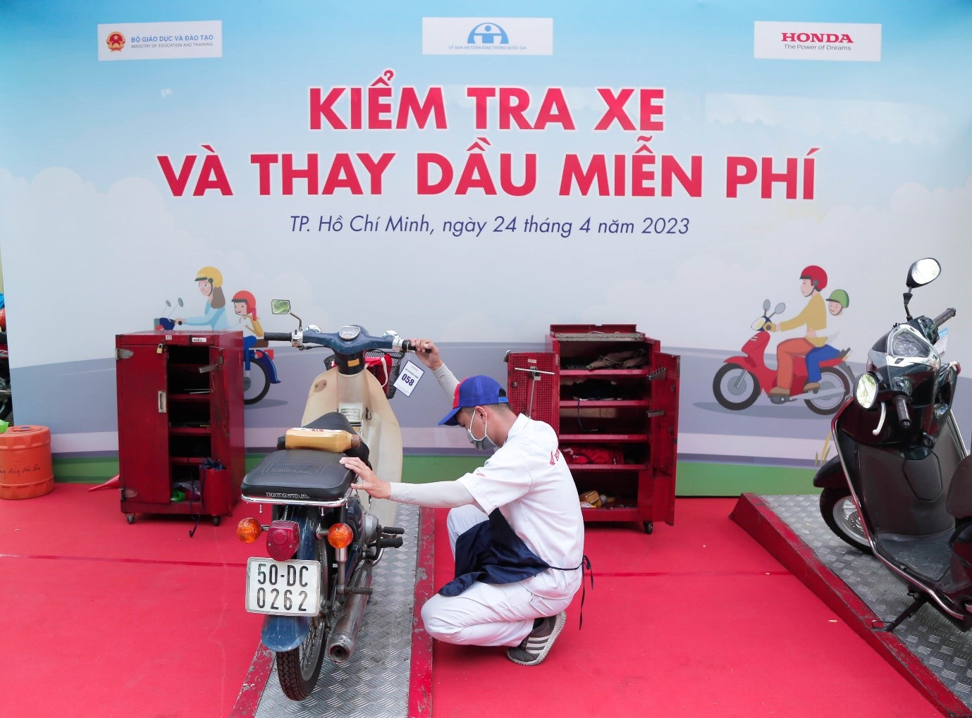 Hơn 1,300 phụ huynh và học sinh lớp Một, lớp Hai được đào tạo kiến thức an toàn giao thông tại TP Hồ Chí Minh - 5