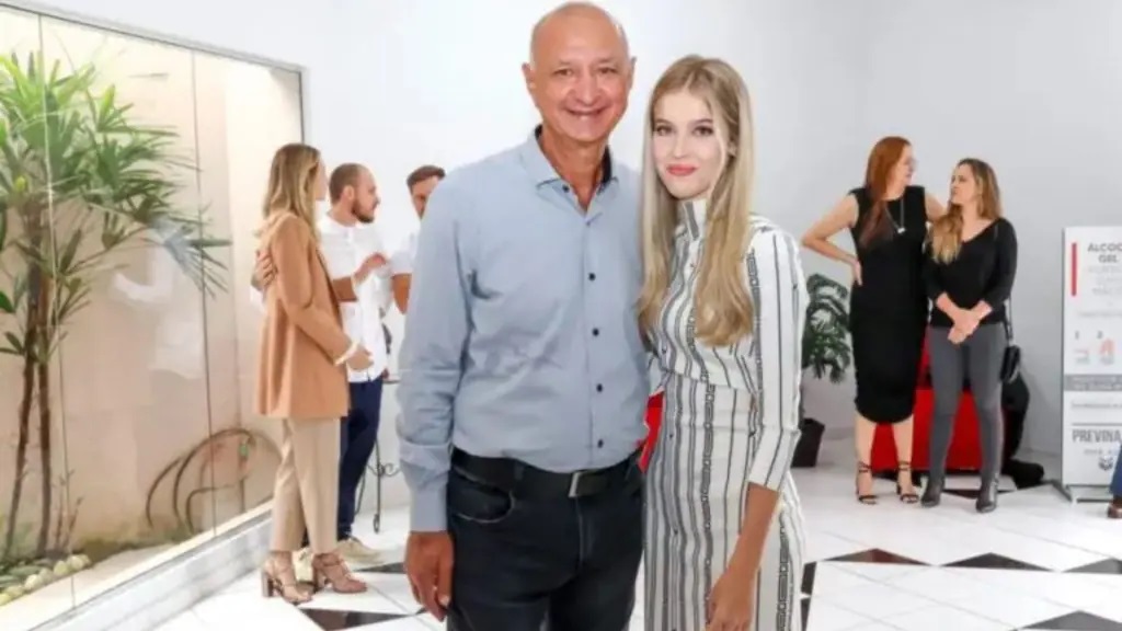 Thị trưởng Dehaini và vợ mới cưới 16 tuổi (ảnh: Daily Star)