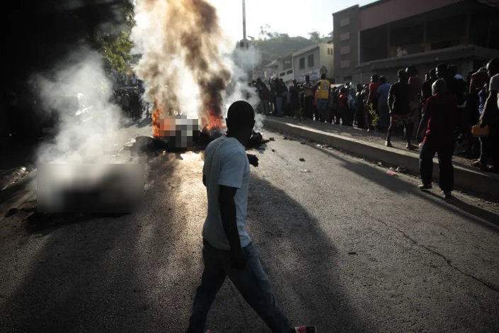 Người dân Haiti thiêu sống những kẻ bị nghi là thành viên băng đảng xã hội đen. Ảnh: AP