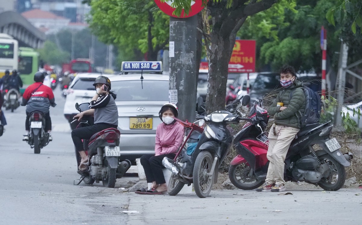 Nhiều người dân Hà Nội co ro ra đường dưới nền nhiệt thấp - 7