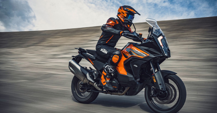 5. KTM Super Adventure S với thiết kế yên ngồi thấp, vành bánh nhỏ hơn người anh em Super Adventure R, khả năng phân phối trọng lượng cân bằng tốt, giúp cho mẫu xe này trở thành một trong những ấn phẩm đáng chú ý của dòng xe phượt với dung tích trên 1000cc. Mẫu mô tô này có thể đạt công suất tối đa 160 mã lực, vô cùng mạnh mẽ.&nbsp;