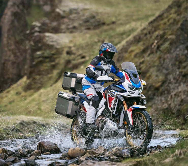 9. Honda Africa Twin có động cơ đôi xi lanh thẳng hàng, dung tích 1084cc, cho công suất tối đa 100 mã lực và mô-men xoắn cực đại 78 Ib-ft. Xe có trọng tâm trọng lực thấp, nhiều trang bị hiện đại như hệ thống hộp số DCT, ứng dụng Android Auto và Apple CarPlay, đem lại hành trình phượt thoải mái hơn.&nbsp;