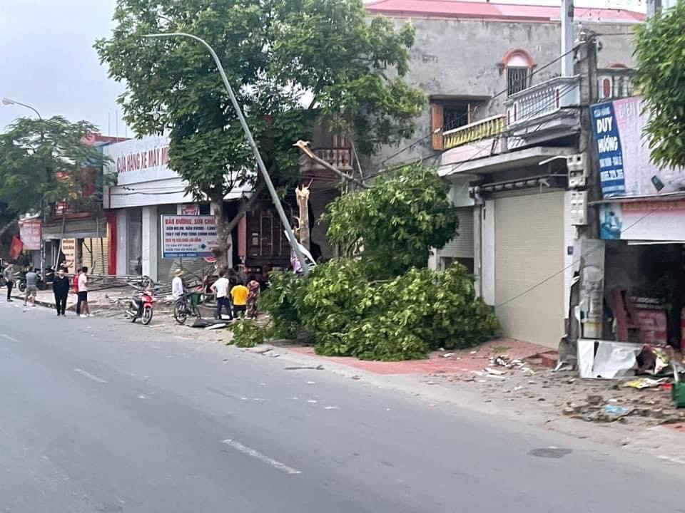 Xe container dài hơn 12m lao lên vỉa hè, lọt thỏm trong cửa hàng xe máy - 3