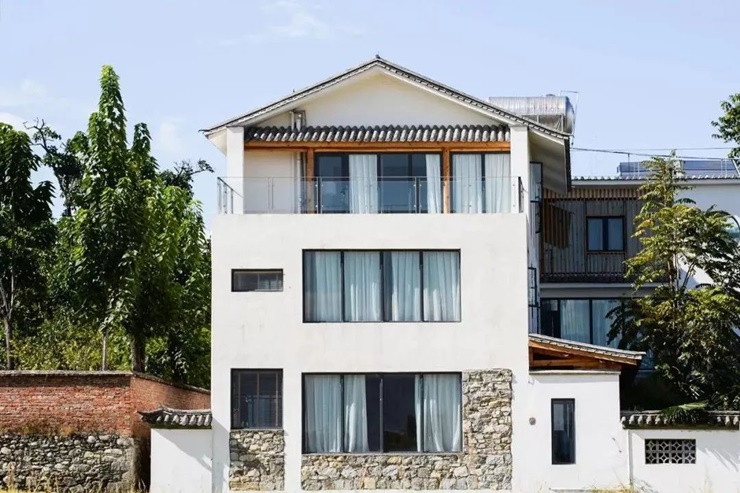 Đây là căn nhà được kiến trúc sư Trác Chí, sống ở Vân Nam, Trung Quốc cải tạo từ căn nhà cũ của gia đình để cha mẹ an hưởng tuổi già.
