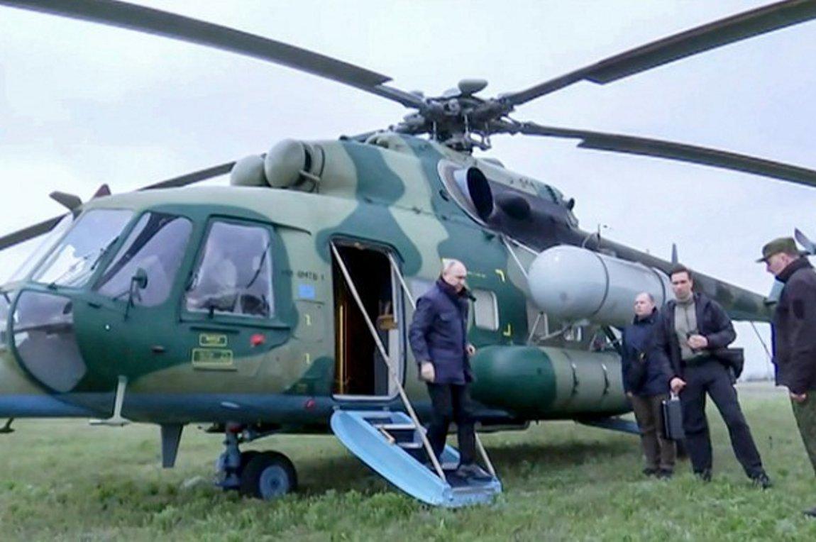 Ông Putin đáp trực thăng tới vùng Lugansk (ảnh: CNN)