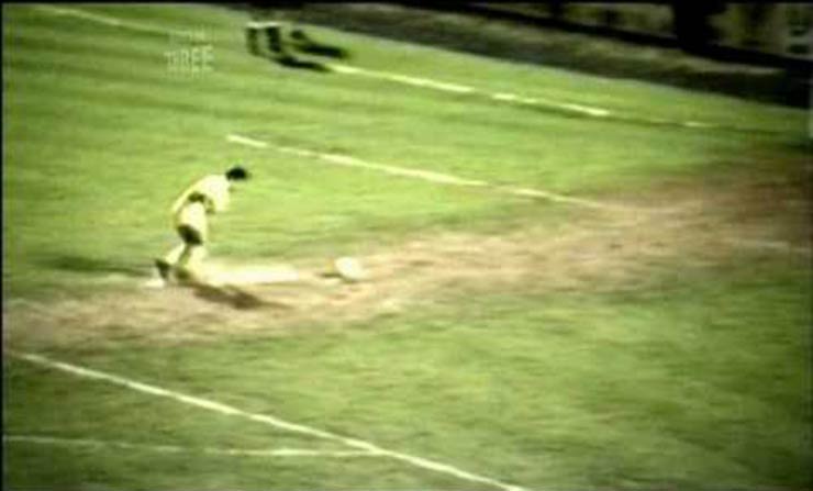 Devine sút hỏng penalty tệ tới mức bóng không đến gần khung thành và ông thì bị chấn thương