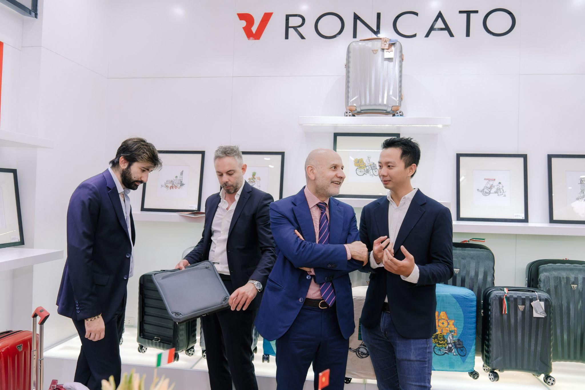 Đại sứ quán Italy, đại diện thương hiệu Roncato từ Italy, đại diện KOS shop (từ trái qua phải) tham quan cửa hàng