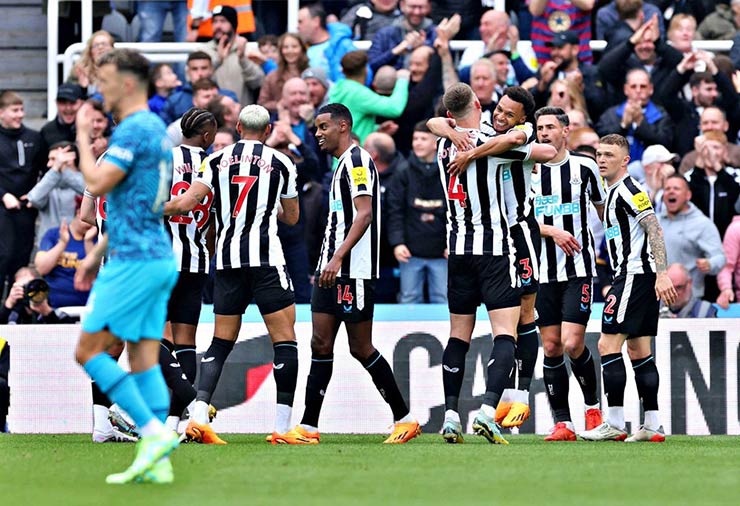 Tottenham chỉ sau 20 phút tại St. James Park đã bị Newcastle nã 5 bàn