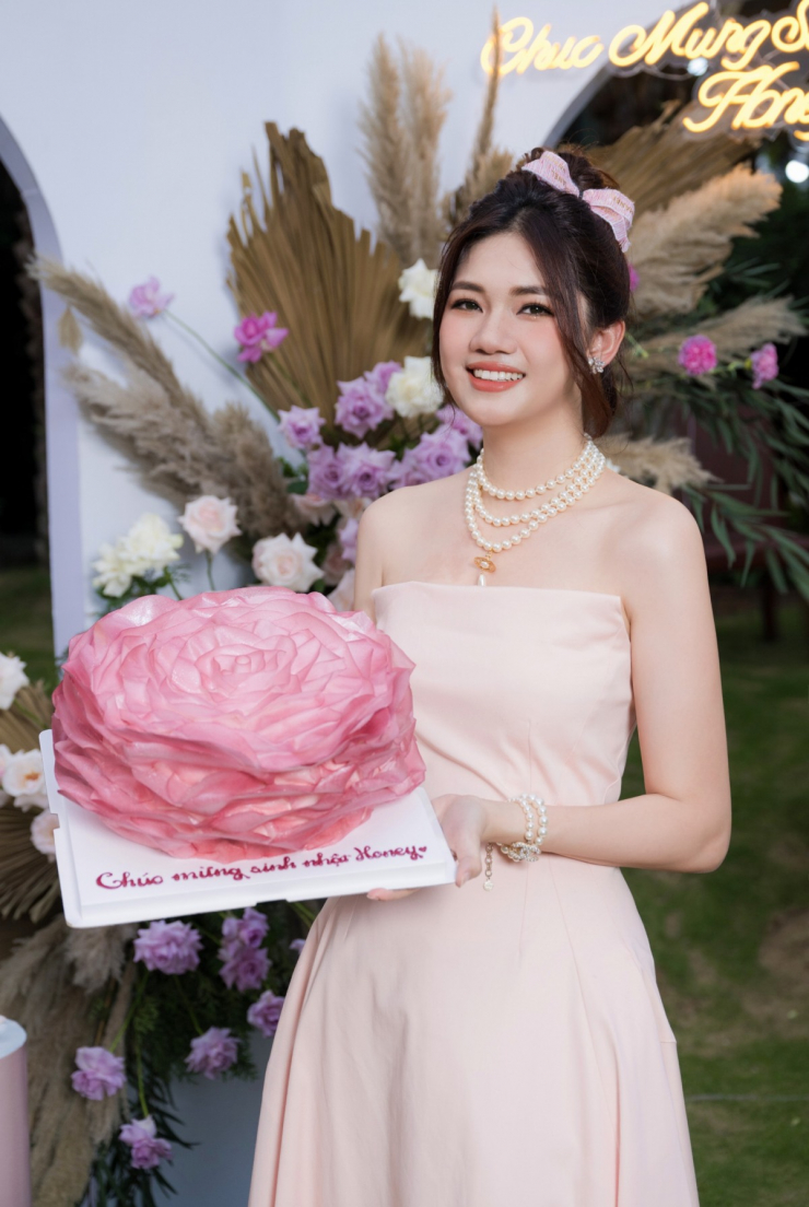 Cận cảnh biệt thự 'cung điện' của Á hậu vừa được chồng đại gia tổ chức sinh nhật rực rỡ như đám cưới - 2