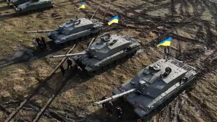 Cờ Ukraine treo trên những chiếc Challenger 2 được dùng để huấn luyện binh sĩ Ukraine. Ảnh: GettyImages