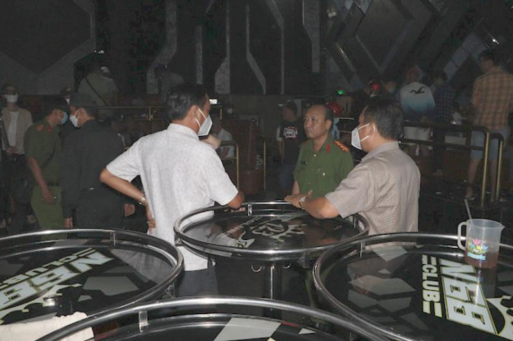 Đại tá Nguyễn Trọng Dũng, Giám đốc Công an tỉnh Vĩnh Long trực tiếp chỉ đạo công tác kiểm tra tại hiện trường.